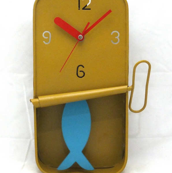 שעון קיר מעוצב בקופסת סרדינים