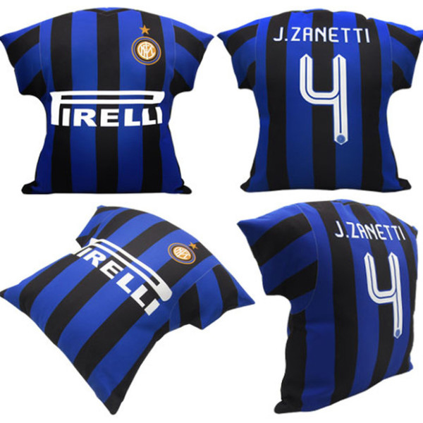 כרית מעוצבת בצורת חולצת כדורגל